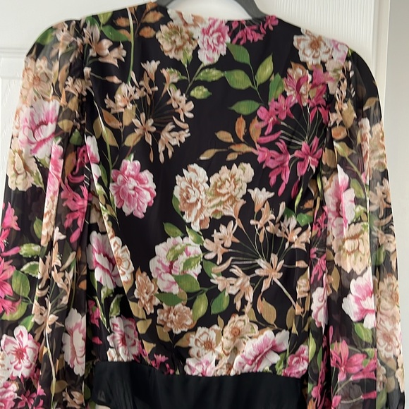 Floral bodysuit with sheer sleeves and v neck. Size S - Picture 4 of 5